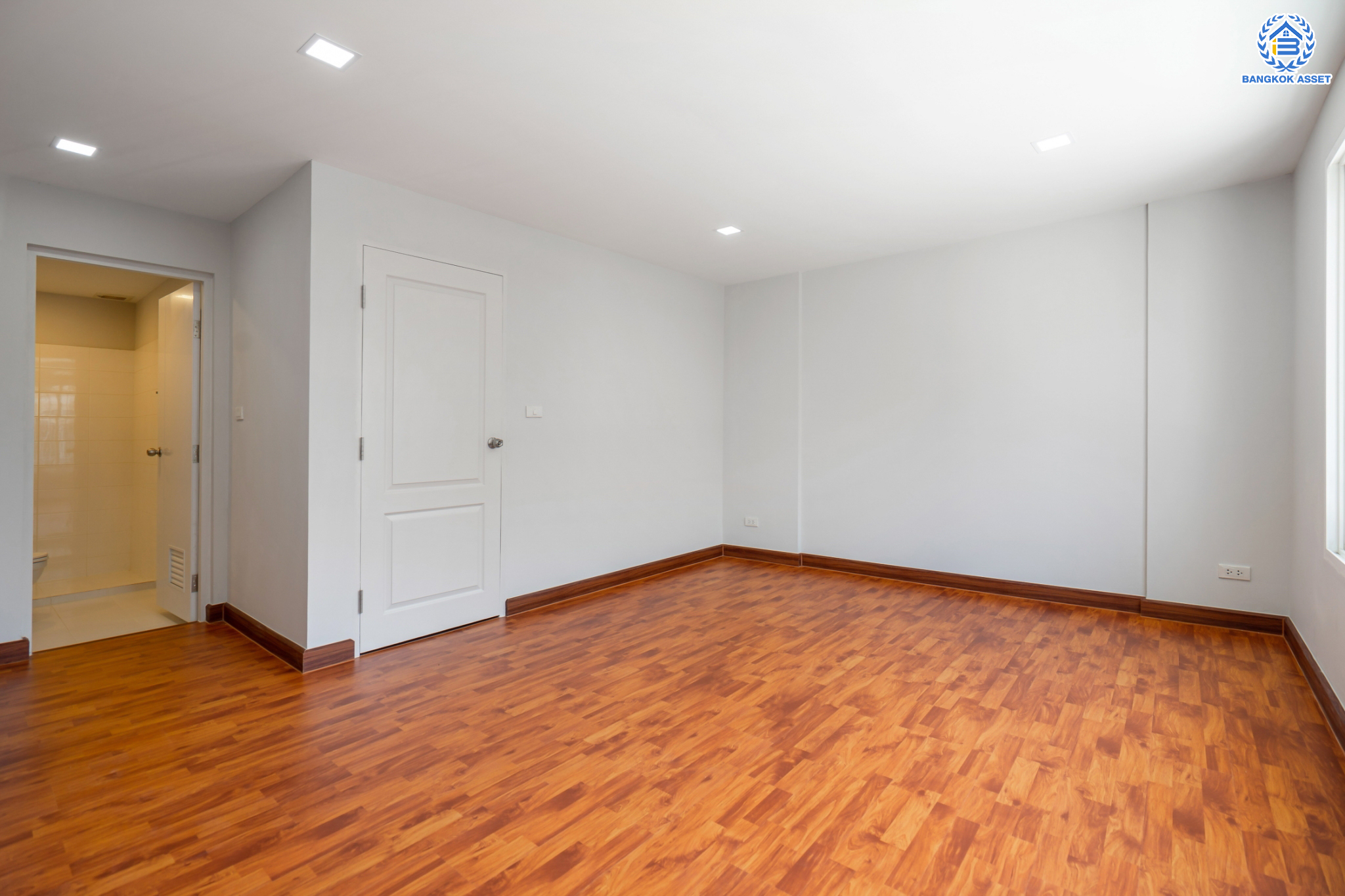 ทาวน์เฮ้าส์มือสอง 3 ชั้น ม.เดอะเทอเรซ ลาดพร้าว71 เนื้อที่ 21.6 ตร.ว. ฟังก์ชัน 3 ห้องนอน 4 ห้องน้ำ (ห้องนอนทุกห้องมีห้องน้ำในตัว) จอดรถได้ 2 คัน บนสุดยอดทำเลใจกลางเมือง! ตอบโจทย์ทุกไลฟ์สไตล์ ใจกลางห้างฯชั้นนำ เชื่อมต่อทั้งถนนเกษตร-นวมินทร์ , ลาดพร้าว , รัชโยธินฯ ใกล้ทางด่วนรามอินทรา เดินทางสะดวกสบาย ด้วยรถไฟฟ้าสายสีน้ำตาล "สถานีโรงเรียนสตรีวิทยา2"